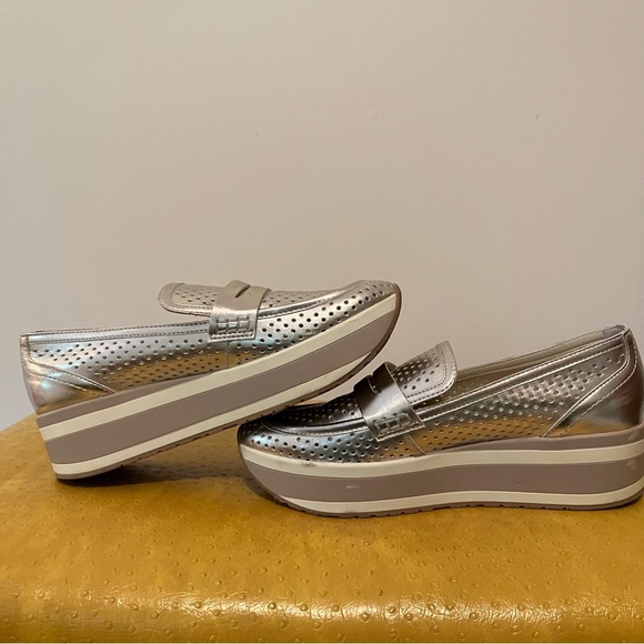 Dolce Vita Janine Slip-On Platform Loafer Sneaker Perforated Softwaves Gold 9.5 - Picture 4 of 10